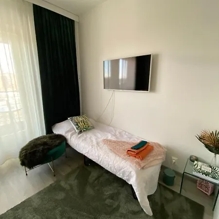 Cosy Tropical Velvet הלסינקי